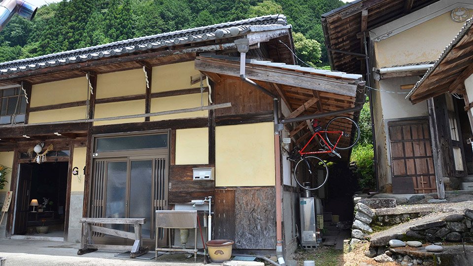 「Ｇｉｆｕｔｏ」と隣にある土蔵＝東白川村五加大沢