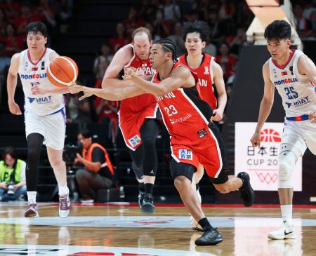 　日本―モンゴル　第２クオーター、パスを出すハーパー＝ＳＡＧＡアリーナ