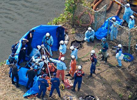　作業員４人がマンホールの中に転落した現場で救助活動に当たる消防隊員ら＝２日午後３時４分、埼玉県行田市（共同通信社ヘリから）