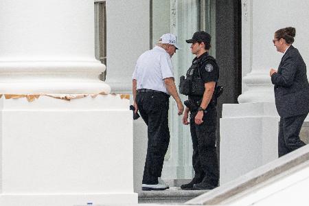 　ホワイトハウスに入るトランプ大統領＝２７日、米ワシントン（ゲッティ＝共同）