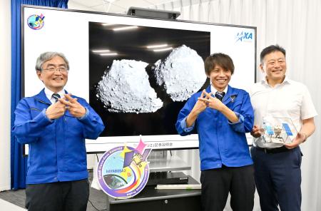 　小惑星トリフネの画像と写真撮影に応じる（左から）ＪＡＸＡの吉川真氏、三枡裕也運用チーム長＝６日午後、東京都千代田区