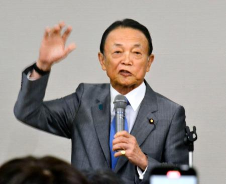　仙台市で演説する自民党の麻生元首相＝１０日