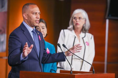 　米連邦議会で記者会見する下院民主党トップのジェフリーズ院内総務＝２４日、ワシントン（共同）