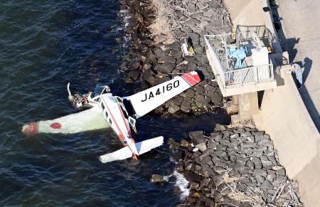 　島根県安来市の中海に不時着した小型機＝２９日（共同通信社ヘリから）