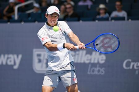 　シンシナティ・オープンの男子シングルス１回戦でプレーする錦織圭＝シンシナティ（ゲッティ＝共同）