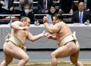　稽古総見で汗を流す霧島（右）と安青錦＝両国国技館