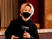 動画配信の仕事について語るユーチューバーのたろにぃさん＝大垣市三塚町、東中学校