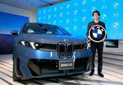 　ＢＭＷの新型ＥＶ「ＢＭＷ　ｉＸ３」と写真に納まるサッカー日本代表の中村敬斗選手＝２２日午後、東京都港区