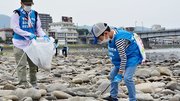 川岸でごみを拾い集める子どもら＝岐阜市、長良川