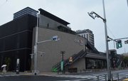 竣工式を迎えたプラティ多治見の施設外観。奥に高層のミッドライズタワー多治見、くれたけインプレミアム多治見駅前が見える＝多治見市本町