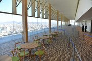 【写真３／９】高さ９０メートルからの眺望が楽しめる新県庁舎２０階の清流ロビー＝岐阜市薮田南