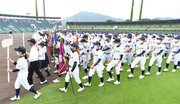 ３年ぶりに全出場校が参加した開会式で行進する球児たち＝９日午前９時１９分、岐阜市長良福光、長良川球場