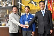 巨人の水野雄仁スカウト部長（左）と木佐貫洋担当スカウト（右）から指名あいさつを受けた西濃運輸の船迫大雅投手＝西濃運輸本社