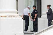 　ホワイトハウスに入るトランプ大統領＝２７日、米ワシントン（ゲッティ＝共同）