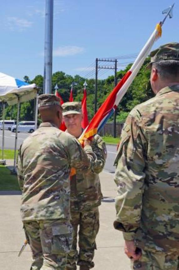 　神奈川県の米陸軍キャンプ座間で開かれた在日米陸軍司令官の交代式で、部隊旗を受け取るジェームス・ドゥーガン准将（中央）＝１７日午前