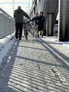 大雪の影響で歩道が凍り、自転車を手で押しながら登校する高校生ら＝３０日午前９時９分、岐阜市、忠節橋（撮影・坂井萌香）
