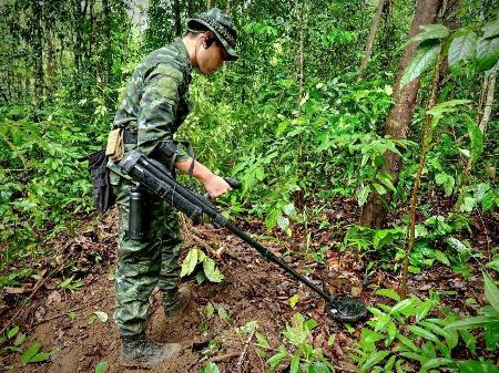 　タイ東北部のカンボジアとの国境付近で、地雷を探すタイ軍兵士＝２０日（タイ国防省提供、共同）