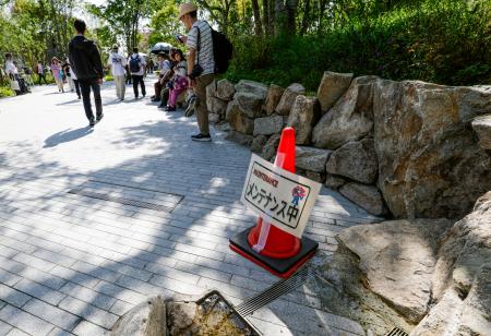 　利用が停止された「静けさの森」の親水池エリアに張られた案内＝５日午後、大阪市此花区の夢洲