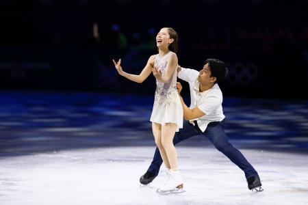 　エキシビションの演技中に三浦璃来（左）の背中のファスナーを上げる木原龍一＝ミラノ（共同）