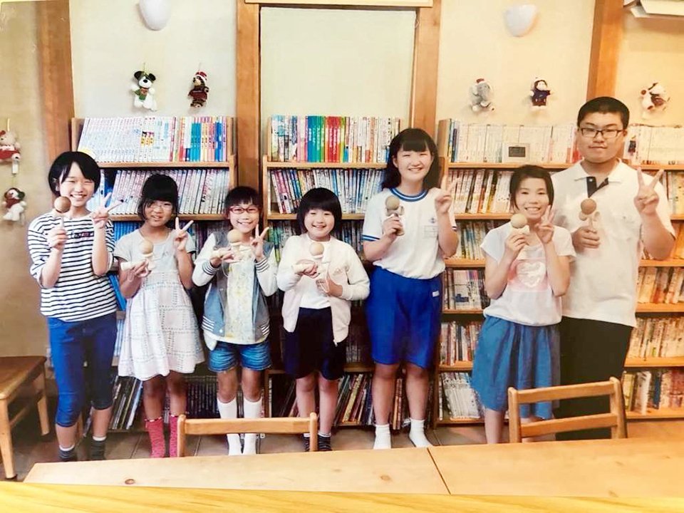 教室の生徒たちにけん玉を教える高校２年生の頃の高田明浩さん＝２０１９年８月、各務原市鵜沼朝日町、文聞分