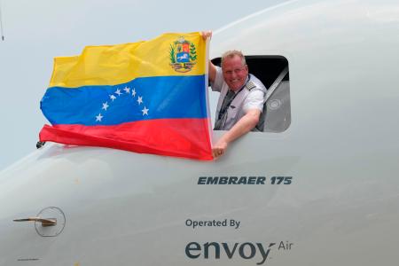 　ベネズエラの空港に着陸し、コックピットの窓からベネズエラ国旗を掲げる米国航空機のパイロット＝４月３０日（ＡＰ＝共同）