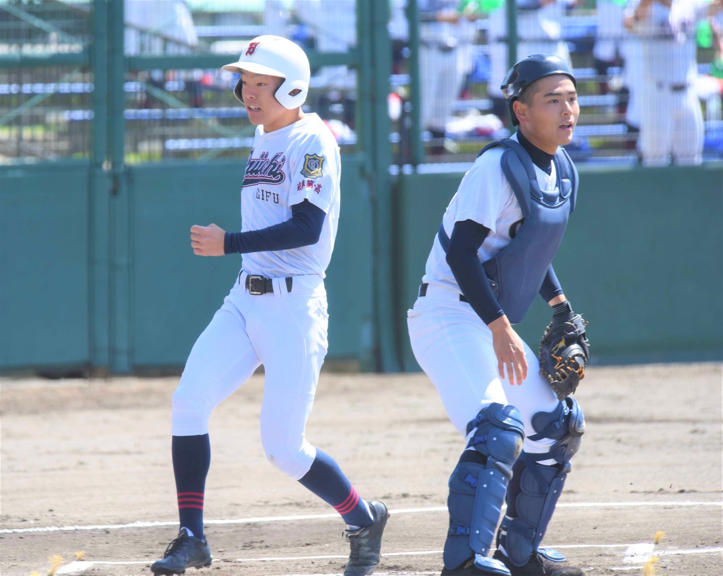 大垣日大×岐阜第一＝７回裏岐阜第一無死一、二塁、浅野が同点のホームを踏む。右は大垣日大の捕手西脇＝大野レインボー