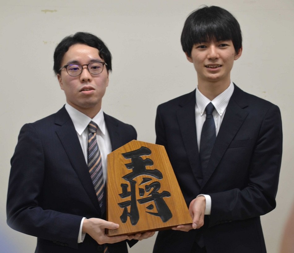 四段昇段を決めた宮嶋健太三段（左）と上野裕寿三段＝９日午後、東京都渋谷区、将棋会館
