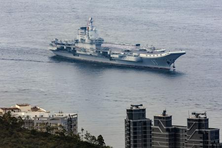 　香港の沖合に到着した中国海軍の空母「山東」＝３日（共同）