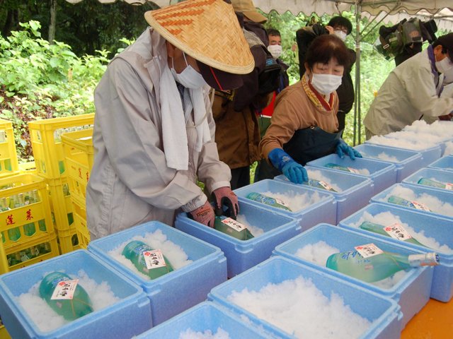 雪室から運び出された飛騨かわい雪中酒の発送作業＝飛騨市河合町稲越