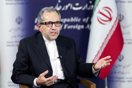　単独会見に応じるイランのラバンチ外務次官＝９日、テヘラン（共同）