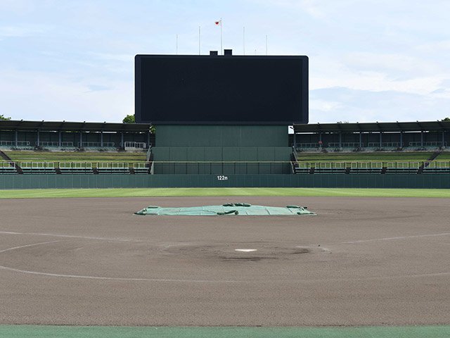 新型コロナウイルスの影響で３試合の日程が１試合に変更となった東海地区大学野球春季岐阜リーグ最終週第１日。選手らは試合を終えると足早に会場の長良川球場を後にした＝同球場