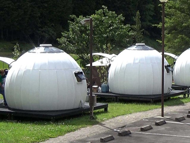 宿泊用のドームハウス＝下呂市久野川、「まるかりの里　久野川」