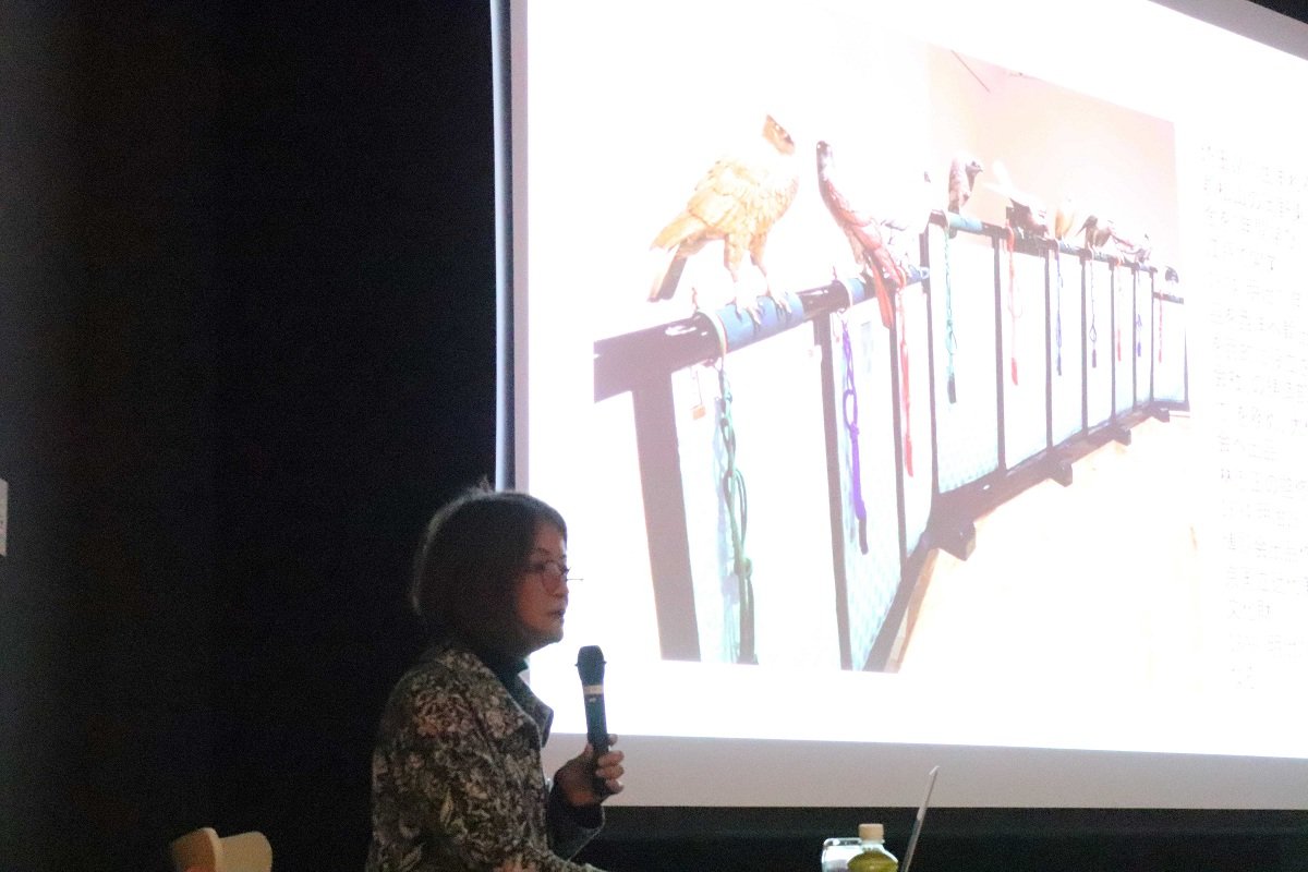 金工の魅力を論じる正村美里副館長＝岐阜市宇佐、県美術館