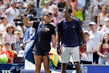 　混合ダブルス１回戦で敗れ、引き揚げる大坂なおみ（左）、ガエル・モンフィス組＝ニューヨーク（共同）