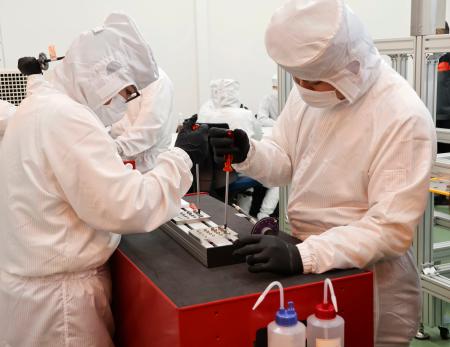 　半導体製造の基礎を学ぶ研修生＝１３日午後、三重県四日市市