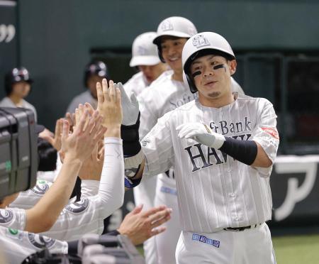 　１回、３ランを放ちナインに迎えられるソフトバンク・牧原大（右手前）＝みずほペイペイドーム