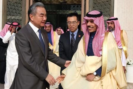 　サウジアラビアを訪れた中国の王毅外相（手前左）＝１４日、リヤド（中国外務省のホームページから・共同）