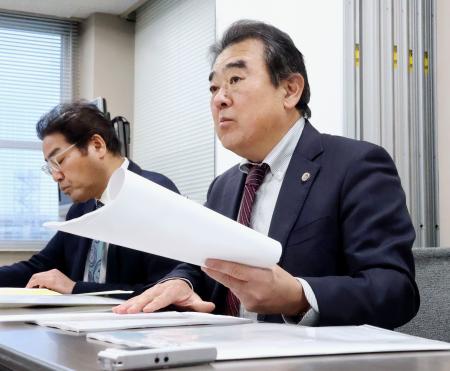 　福岡高裁に即時抗告し、記者会見する菊池事件弁護団の馬場啓事務局長（右）ら＝２日午後、熊本市