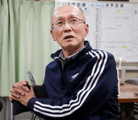 　高羽奈美子さんが殺害された事件の容疑者が逮捕され、報道陣の取材に応じる夫の悟さん＝３１日夜、名古屋市