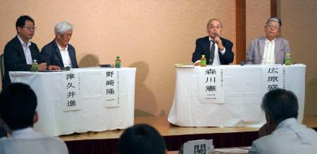 　「近畿災害対策まちづくり支援機構」のシンポジウムで、発言する初代事務局長の森川憲二さん（右から２人目）＝１９日午後、神戸市