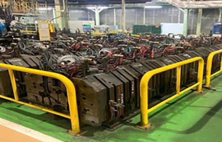 　アイシン軽金属の本社工場で、柵で囲って固定された金型＝富山県射水市（同社提供）