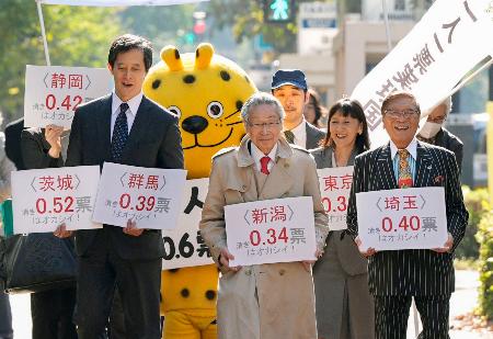 　「１票の格差」訴訟の判決で、東京高裁に向かう原告側の升永英俊弁護士（手前中央）ら＝３０日午後、東京・霞が関