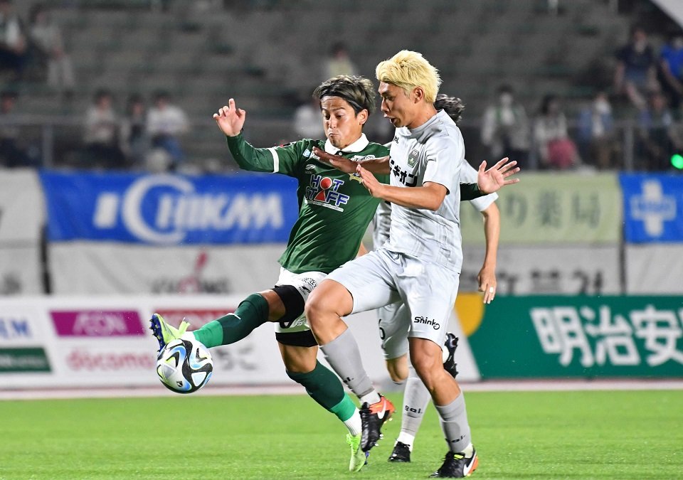 ＦＣ岐阜×相模原＝後半、ゴール前でボールを競り合うＦＣ岐阜のＦＷ藤岡＝長良川競技場