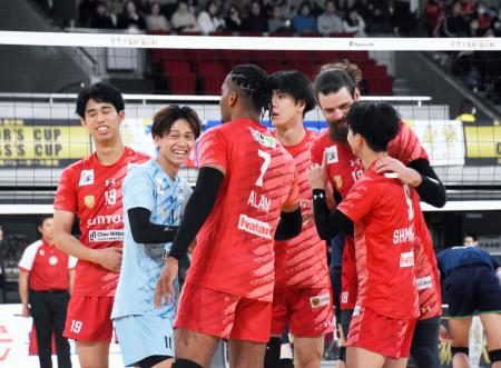 　サントリー―大産大　得点を喜ぶサントリーの選手たち＝東京体育館