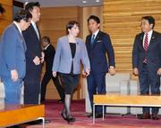 　臨時閣議に臨む高市首相（中央）ら＝５日午後、首相官邸