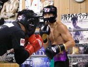 　初の防衛戦へ向けた練習を公開した矢吹正道＝名古屋市