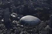 　東京都文京区の東京ドーム（中央）
