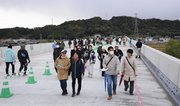 橋りょう部分が完成した東海環状自動車道の上でウオーキングを楽しむ参加者＝岐阜市中西郷