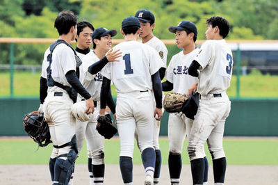 岐阜総合×大垣北＝７回、マウンドに集まる大垣北の選手＝河上薬品