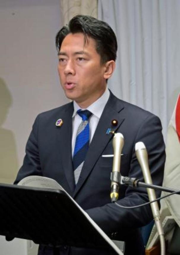 　記者会見する小泉防衛相＝３１日午前、国会